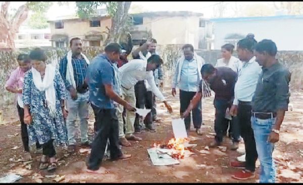 हड़ताल के 25वें दिन पटवारियों ने जलाई एस्मा आदेश की प्रतियां
