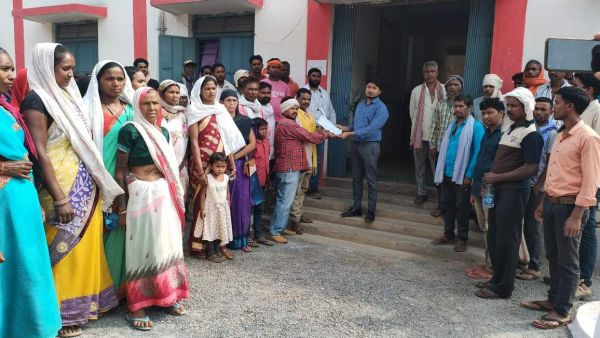 गिट्टी ढुलाई में चल रहे वाहनों से उड़ रहे धूल एवं खराब सडक़ को लेकर ग्रामीणों ने सौंपा ज्ञापन