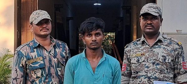 खिडक़ी तोडक़र घर में चोरी,  गिरफ्तार