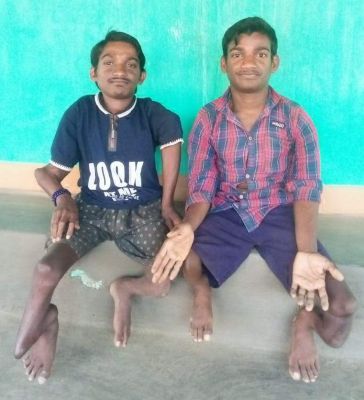 किसान के दोनों बेटे जन्म से दिव्यांग, प्रशासन से मदद की गुहार