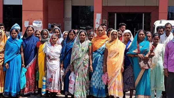 बेजा कब्जा हटाने की मांग को ले ग्रामीण पहुंचे कलेक्टोरेट