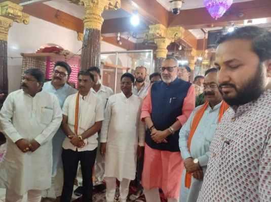 केन्द्रीय मंत्री गिरिराज सिंह ने माँ दंतेश्वरी का किया दर्शन