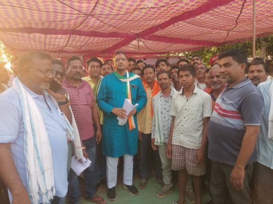 प्रदर्शन की तैयारी में जुटे किसानों के बीच पहुंचे सहकारी बैंक अध्यक्ष नवाज खान