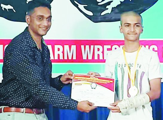 आर्म रेसलिंग में शौर्य और युवराज ने जीता स्वर्ण पदक