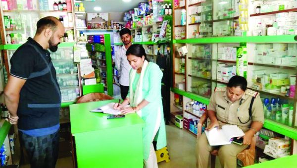 8 मेडिकल स्टोर में औचक निरीक्षण