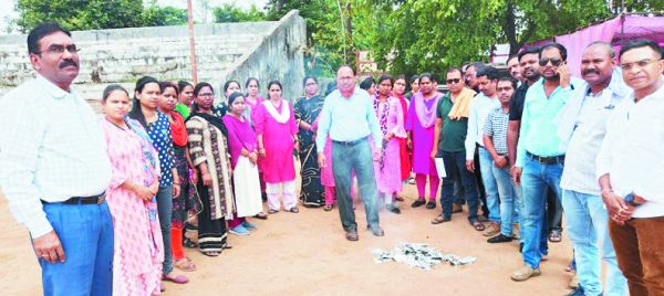 एस्मा लगाने पर आदेश की प्रतियां जलाकर किया विरोध