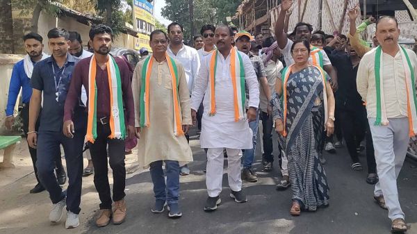 उप चुनाव में विधायक के साथ नामांकन दाखिल करने पहुंचे कांग्रेस उम्मीदवार