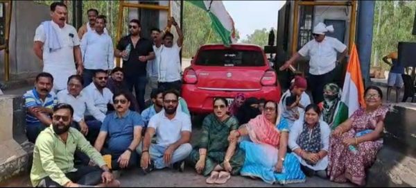 नगर की सडक़ें अंधेरे में, कांग्रेसियों का धरना-प्रदर्शन