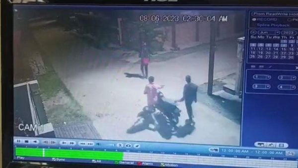 घर के सामने से बाइक चोरी,  सीसीटीवी में चोर कैद