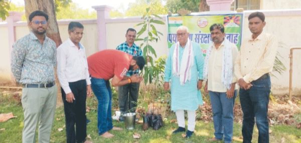 पर्यावरण पूजन कर पौधा वितरण