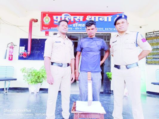 चौक में धारदार चाकू लहराते युवक गिरफ्तार