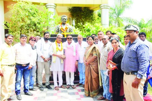 ऑडिटोरियम में खुमानलाल की पुण्यतिथि पर प्रतिमा का अनावरण  विधायक ने की भवन बनाने 10 लाख की घोषणा