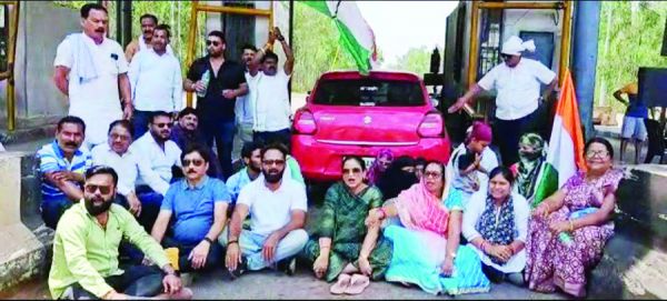 नगर की सडक़ें अंधेरे में, कांग्रेसियों का धरना-प्रदर्शन