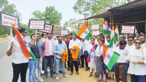 बीजापुर पहुंची रथयात्रा, संविदा कर्मचारी महासंघ ने आतिशबाजी के साथ फूलों से किया स्वागत