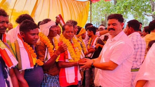 भाजपा के 100 कार्यकर्ताओं ने थामा कांग्रेस का हाथ 