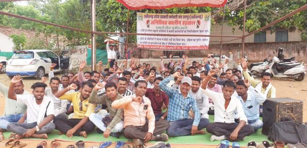 मांगों को लेकर सहकारी समिति के कर्मियों की बेमुद्दत हड़ताल जारी