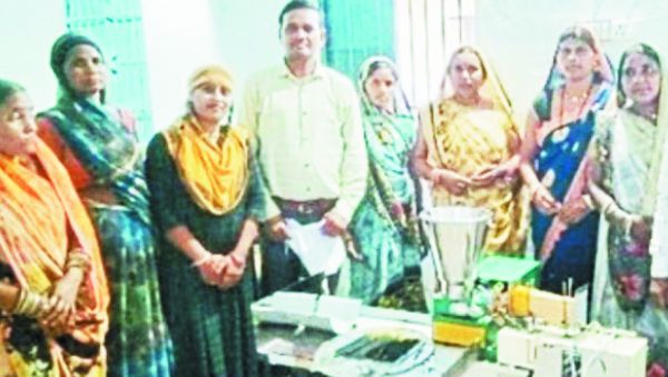 कपूर, अगरबत्ती का निर्माण कर आत्मनिर्भर बन रही हैं महिलाएं