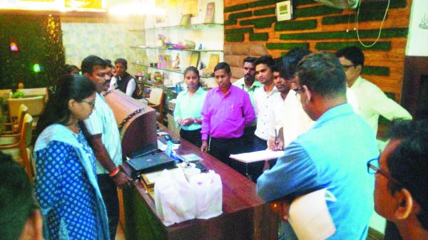 किचन में गंदगी समेत कई खामियां, जुर्माना-नोटिस