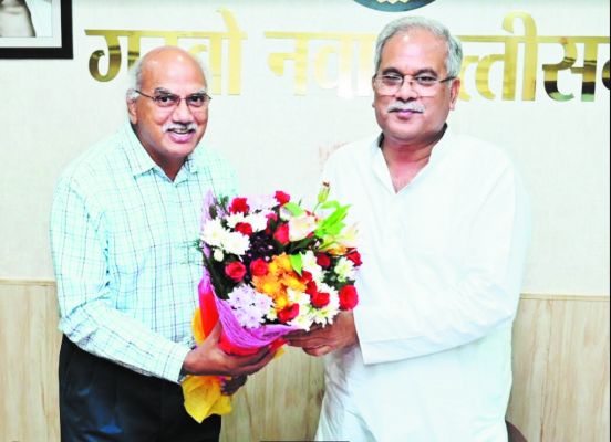 सीवीआरयू कुलाधिपति चौबे ने की सीएम से मुलाकात, विवि आने का दिया निमंत्रण