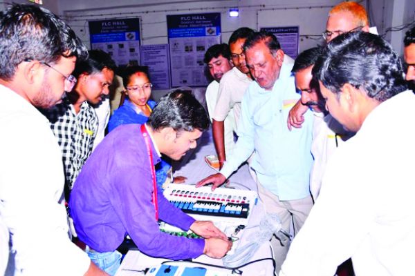 वोटिंग मशीनों की प्रथम स्तरीय जांच शुरू