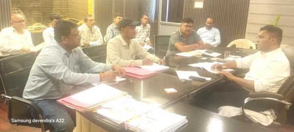 राजस्व वसूली में लाएं तेजी आयुक्त ने बैठक लेकर दिए निर्देश