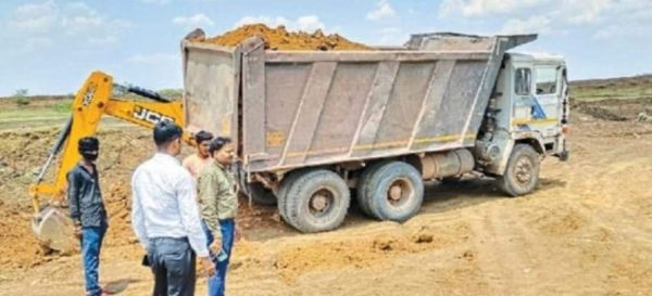 मुरुम का अवैध खनन, एक जेसीबी व दो हाइवा जब्त