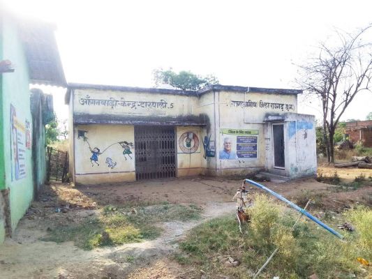 जनप्रतिनिधियों की अनदेखी का दंश झेल रहा टारपाली का जर्जर आंगनबाड़ी भवन