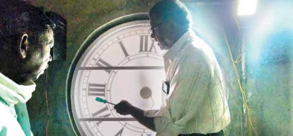 निर्माण के कुछ ही दिन बाद नगर घड़ी खराब