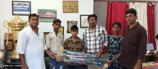हॉकी स्टीक का वितरण 