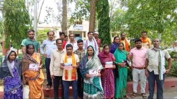 फ्लाई ऐश की समस्या लेकर ग्रामीण पहुंचे कलेक्टोरेट