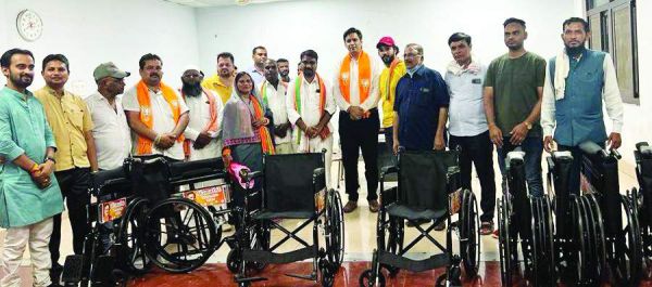 मेडिकल कॉलेज को 10 व्हील चेयर दान