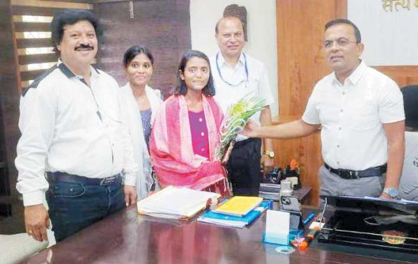 हैलीकाप्टर में सैर करने वाली जिले की पहली छात्रा बनी एन कुमारी
