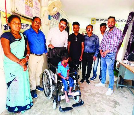 विशेष आवश्यकता वाले छात्र को व्हीलचेयर