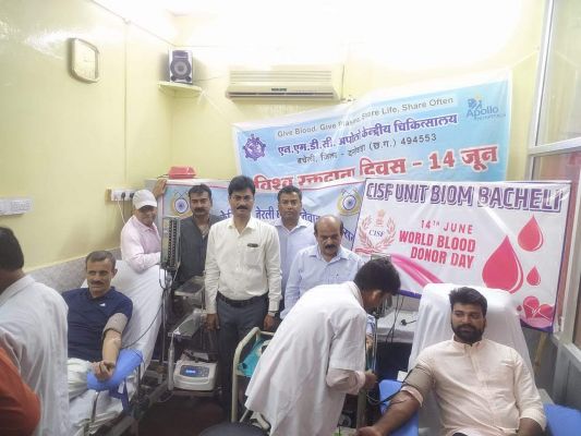 एनएमडीसी अपोलो अस्पताल बचेली में रक्तदान शिविर