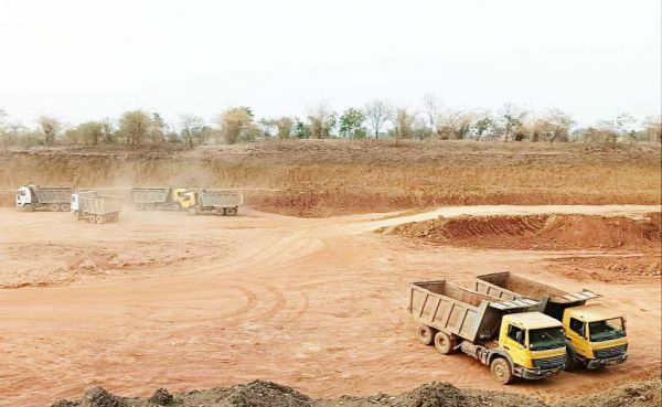 भरदा में सरकारी भूमि से  मुरुम की अवैध खुदाई 