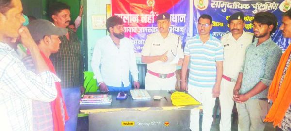 साप्ताहिक बाजार में पुलिस ने लगाया लाईसेंस शिविर