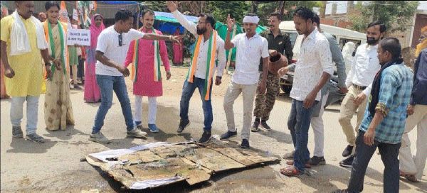 महिला खिलाडिय़ों के साथ दुव्र्यवहार, कांग्रेसियों का प्रदर्शन,  नारेबाजी कर फूंका पुतला