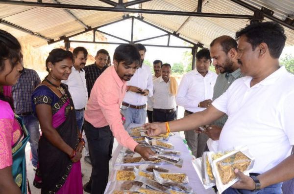 बाजार शेड में बिक रहे रीपा के उत्पाद को खरीदा विधायक -कलेक्टर ने