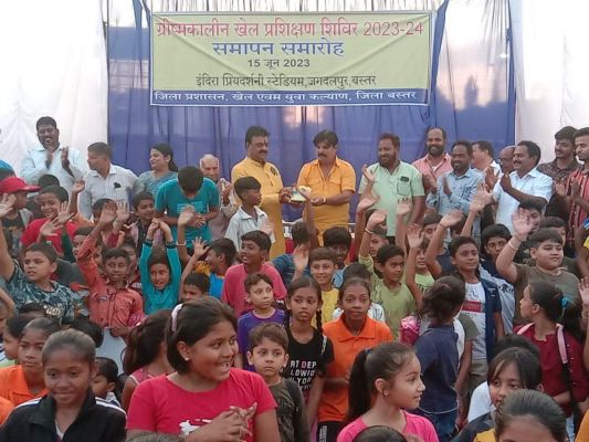 पूर्व खिलाडिय़ों को श्रद्धांजलि देकर विधायक जैन ने कैरम विजेताओं को दिया पुरस्कार