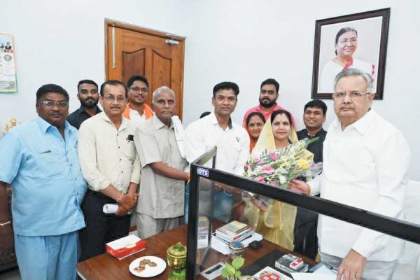 पूर्व मुख्यमंत्री डॉ. सिंह से मिला धीवर समाज का प्रतिनिधिमंडल