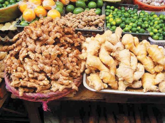 अदरक 2 सौ और टमाटर के दाम 60 रुपए
