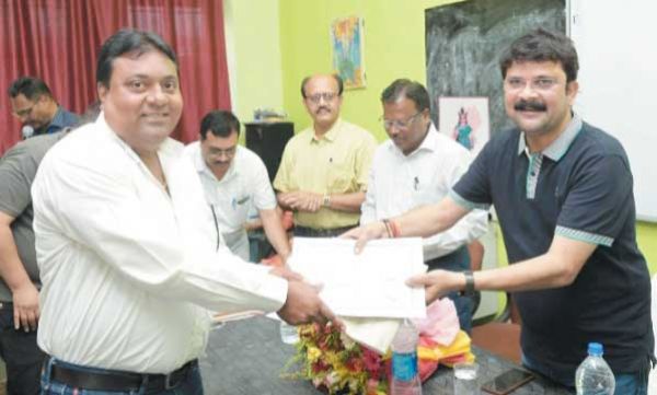 मुख्यमंत्री गौरव अलंकरण शिक्षा दूत से सम्मनित हुए दीपक