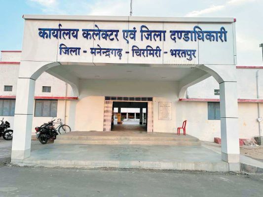 आग बरसती गर्मी में परीक्षा में शामिल होने अभ्यर्थी लगा रहे कोरिया सहित अन्य जिलों की दौड़