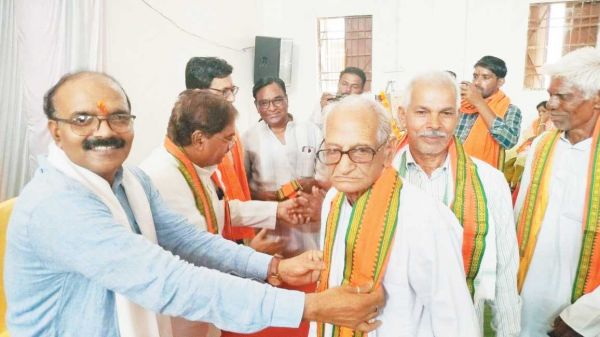 भाजपा ने समारोह आयोजन कर वरिष्ठ कार्यकर्ताओं का किया सम्मान