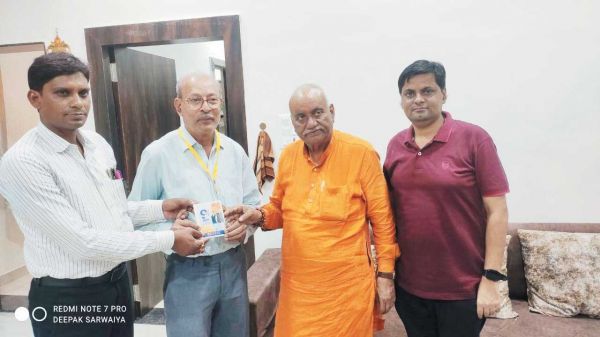 संपर्क से समर्थन अभियान, पूर्व कृषि मंत्री ने वरिष्ठ नागरिकों का किया सम्मान