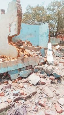 सडक़ चौड़ीकरण में घर हुआ तबाह, मुआवजा नहीं मिलने से दर-दर भटक रहा पीड़ित