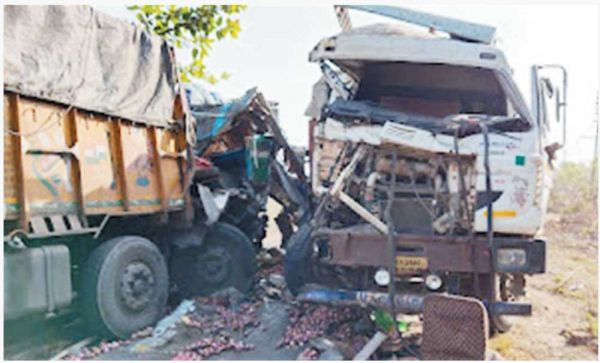 तीन ट्रकों की भिड़ंत, परिचालक केबिन में फंसा