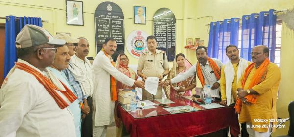 क्रशर में फंसकर मौत, हत्या का प्रकरण दर्ज कराने थाना पहुंचे भाजपाई