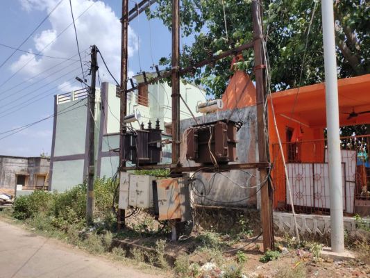 बार-बार बिजली बंद, दफ्तर  के चक्कर काट रहे लोग