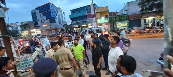 आदिपुरुष फिल्म का हटाया पोस्टर, विरोध-प्रदर्शन